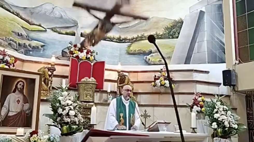 O momento em que a cruz desprende-se da parede e atinge o padre