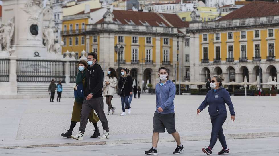 Pessoas passeiam no Terreiro do Paço em Lisboa, durante período com medidas de restrição impostas pelo novo confinamento, na sequência da pandemia de Covid-19, 30 de janeiro de 2021. MIGUEL A. LOPES/LUSA