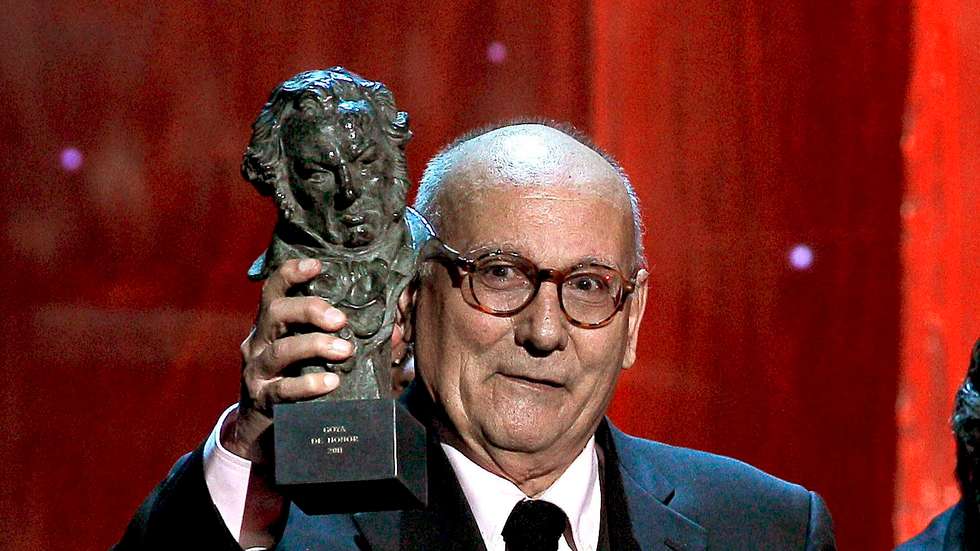epa02581799 Spanish director Mario Camus holds his Honorary Goya Award for lifetime achievement during the 25th annual Goya Awards ceremony at the Royal Theatre in Madrid, Spain, 13 February 2011.  EPA/BALLESTEROS