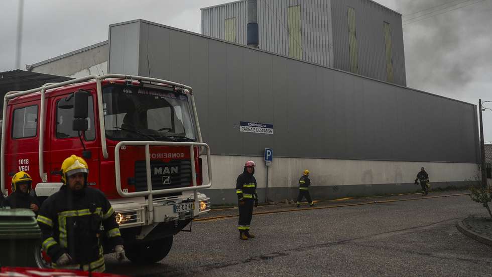 Bombeiros combatem incêndio em fábrica de plástico Compogal Indústria de Polímeros, SA, na zona urbana de Leiria, 02 de novembro de 2023. PAULO CUNHA/LUSA