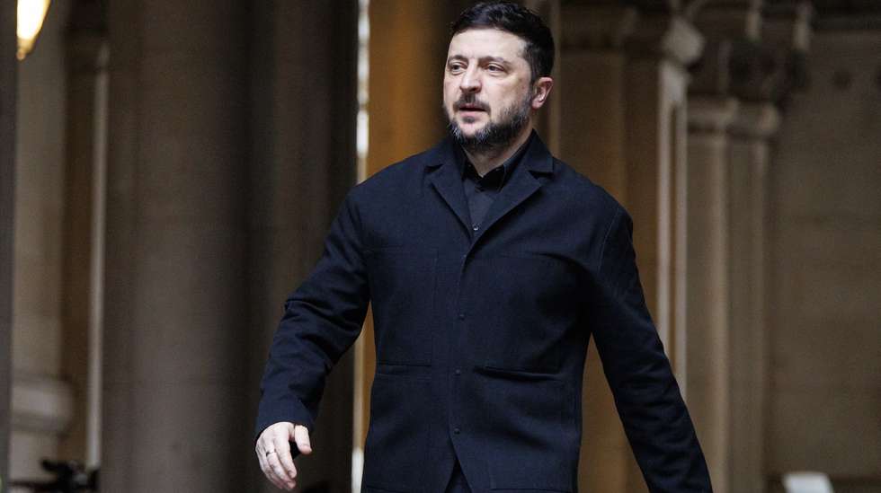 epa12578612 Ukrainian President Volodymyr Zelensky at 10 Downing Street, London, Britain, 08 December 2025. The President of Ukraine comes to Downing Street to meet the leaders of the UK, France and Germany to discuss the negotiations of the ongoing peace talks aimed at ending RussiaÕs war in Ukraine.  EPA/TOLGA AKMEN