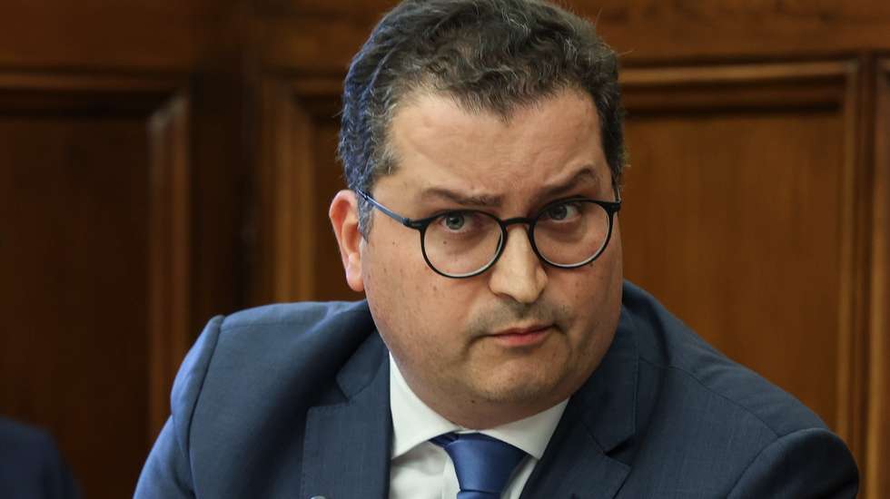 O ministro das Finanças, Joaquim Miranda Sarmento, durante a Comissão de Orçamento, Finanças e Administração Pública, na Assembleia da República, em Lisboa,16 maio 2024.    MANUEL DE ALMEIDA/LUSA