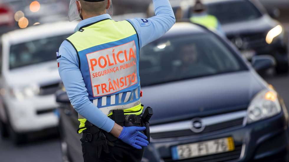 Um agente da PolÃ­cia de SeguranÃ§a PÃºblica (PSP) durante uma operaÃ§Ã£o Stop no acesso Ã  Ponte 25 de Abril, em Lisboa, 30 de outubro de 2020. A circulaÃ§Ã£o entre concelhos do continente estÃ¡ proibida entre os dias 30 de outubro e 03 de novembro devido Ã  pandemia de covid-19. JOSÃ‰ SENA GOULÃƒO/LUSA