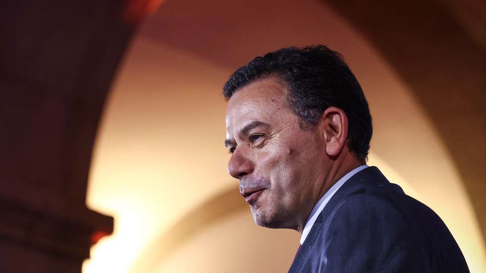 O primeiro-ministro, Luís Montenegro, discursa durante o encerramento da Rangel Logistics Summit, em Lisboa, 04 de novembro de 2025. RODRIGO ANTUNES/LUSA