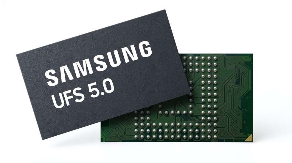epa13057542 A handout photo made available by Samsung Electronics the industry's fastest Universal Flash Storage (UFS) 5.0 solution, which the company has developed to help enable seamless and highly efficient AI services on future mobile devices.  EPA/YONHAP / HANDOUT SOUTH KOREA OUTHANDOUT EDITORIAL USE ONLY/NO SALES