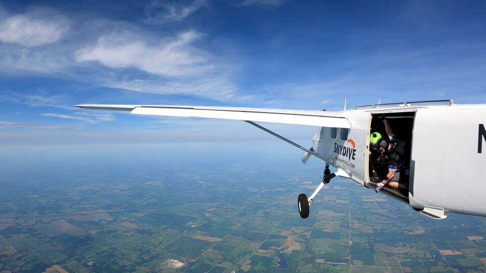 Aeronave estava ocupada por um piloto e 11 pessoas que iam saltar de paraquedas