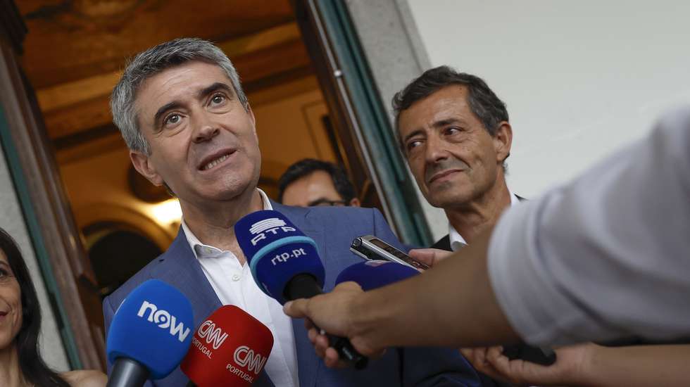 O novo secretário-geral do Partido Socialista (PS), José Luís Carneiro (C), acompanhado pelo cabeça de lista às eleições autárquicas do partido à Câmara Municipal de Évora, Carlos Zorrinho (D), fala aos jornalistas no final sessão de encerramento da convenção "Évora Viva", no Teatro Garcia de Resende, em Évora, 29 de junho de 2025. NUNO VEIGA/LUSA