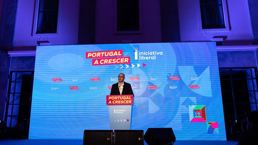 O dia de eleições na sede de campanha da Iniciativa Liberal. João Cotrim de Figueiredo recebido pelos militantes da IL. Lisboa, 30 de janeiro de 2022. (JOÃO PEDRO MORAIS/OBSERVADOR)