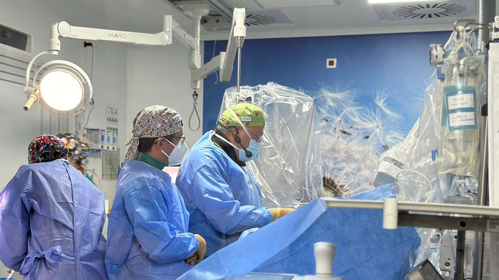 O presidente do conselho de administração da ULS de Coimbra, Alexandre Lourenço, considerou que esta cirurgia, "a primeira do seu tipo no país", representa um passo importante na intervenção cardiovascular em Portugal