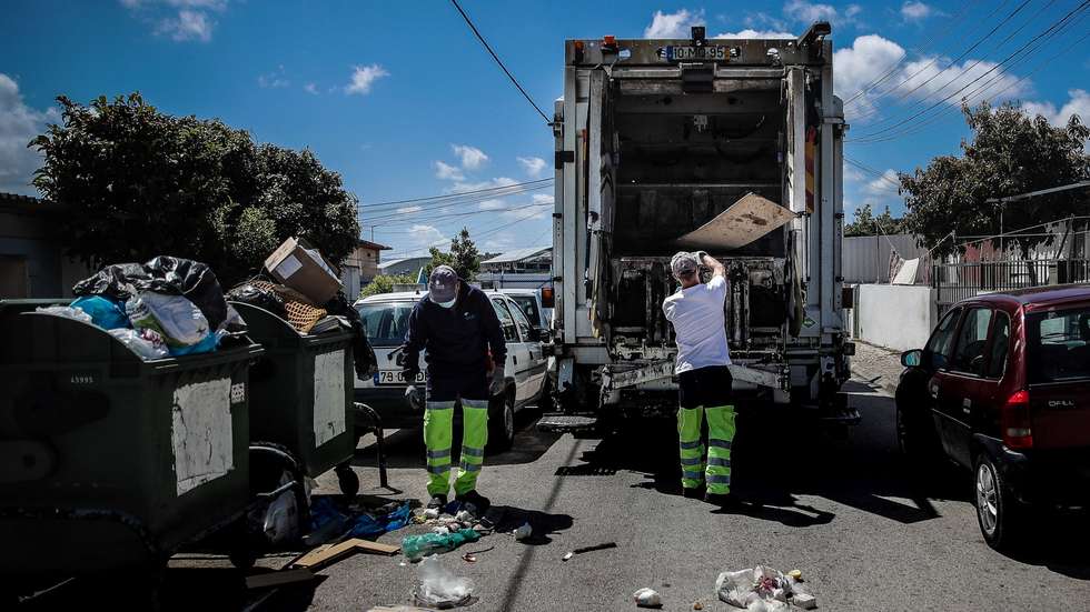As equipas de Recolha de Resíduos Urbanos dos SIMAR foram reduzidas para metade mas a quantidade de lixo a recolher aumentou durante a situação epidemiológica da Covid-19, Loures, 30 de abril de 2020. (ACOMPANHA TEXTO DO DIA 02 MAIO 2020 .  MÁRIO CRUZ/LUSA