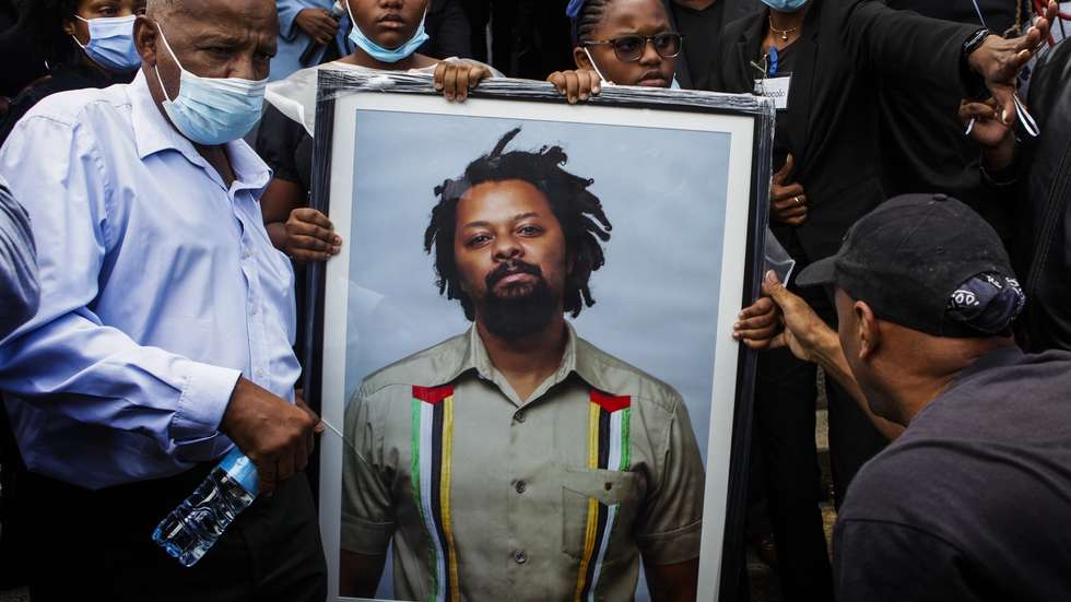 Populares participam nas cerimónias funebres do ‘rapper’ e ativista Azagaia, que morreu no dia 09 de março, aos 38 anos, em Maputo, Moçambique, 14 de março de 2023. Azagaia era o nome artístico de Edson da Luz, autor de letras de intervenção que lhe valeram, entre outros, o título de “’rapper’ do povo”. LUÍSA NHANTUMBO/LUSA