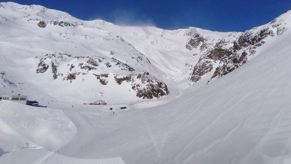 epa08093525 Emergency services at the scene after an avalanche in Val Senales, South Tyrol, northeast Italy, 28 December 2019 (issued 29 December 2019). Three people thought to be German, a woman and two seven-year-old girls, have died in an avalanche while skiing in Val Senales on 28 December.  EPA/STRINGER