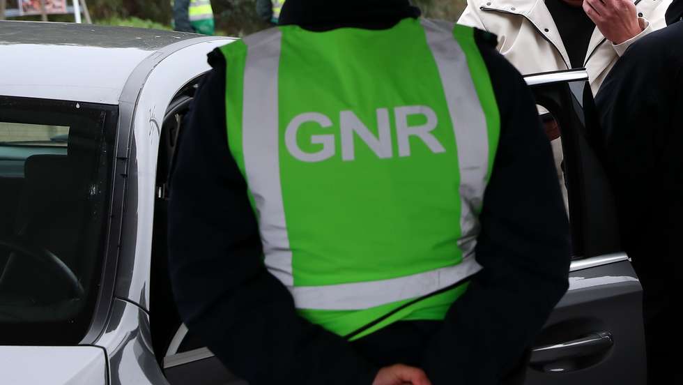 Um automobilista brasileiro tenta entrar em Portugal sem autorização válida, sendo escoltado por uma patrulha da GNR novamente para Espanha, durante uma operação de controlo na entrada em Portugal pela fronteira do Caia (Elvas). As fronteiras foram repostas desde as 00:00 de domingo, dia 31 de Janeiro, no âmbito das medidas para conter a propagação da covid-19 no território português. Elvas, 31 de janeiro de 2021. NUNO VEIGA/LUSA