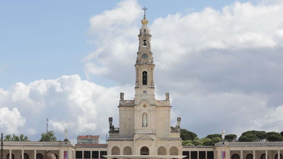 Peregrinos no Santuário de Fátima na véspera do início da peregrinação internacional dos dias 12 e 13 de maio, que vai ser celebrada com lotação limitada a 7500 pessoas no recinto religioso do Santuário, devido às restrições impostas pela pandemia de covid-19, e será presidida pelo cardeal português D. José Tolentino Mendonça, em Fátima, 11 de maio de 2021. PAULO CUNHA/LUSA