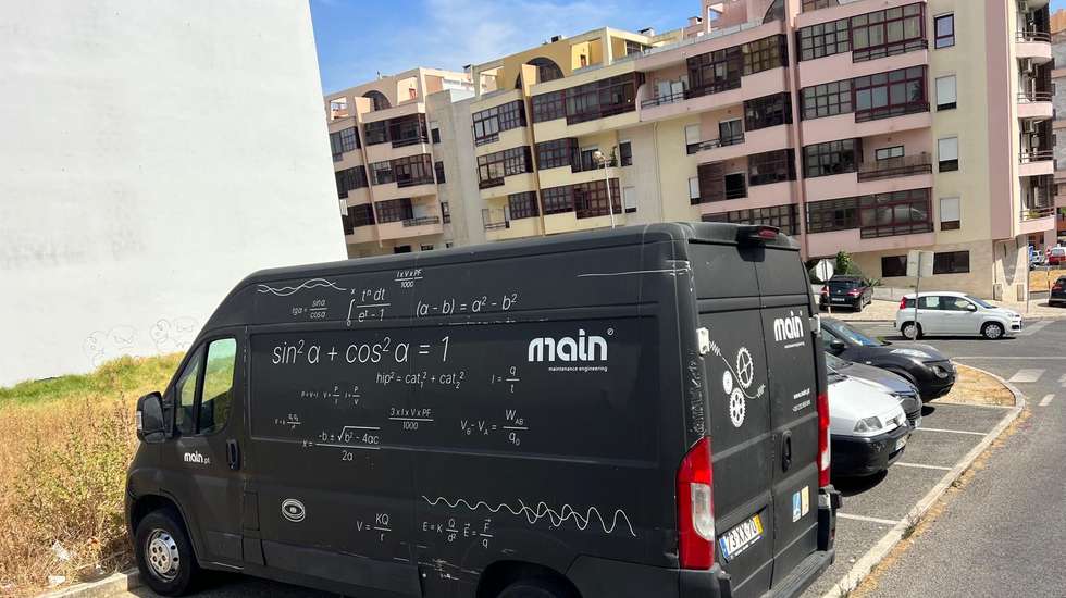Estão estacionados, a poucos metros do escritório, duas carrinhas comerciais com o logótipo da Main.