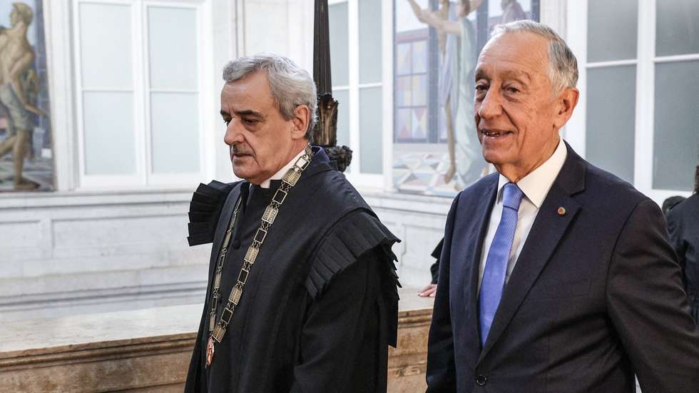 O Presidente da República, Marcelo Rebelo de Sousa (C), acompanhado pelo presidente do Supremo Tribunal de Justiça, juiz conselheiro Henrique Araújo, e pela bastonária da Ordem dos Advogados, Fernanda de Almeida Pinheiro, à chegada para a cerimónia de abertura do Ano Judicial, no Salão Nobre do Supremo Tribunal de Justiça, em Lisboa, 10 de janeiro de 2023. A cerimónia é organizada pelo Supremo Tribunal de Justiça, pela Procuradoria-Geral da República e pela Ordem dos Advogados. MIGUEL A. LOPES/LUSA