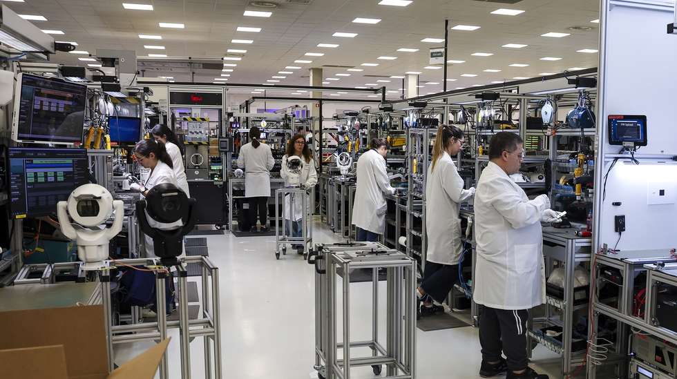 Keenfinity, empresa de soluções de segurança e comunicação profissional, em Ovar, 5 de dezembro de 2025. PAULO NOVAIS/LUSA