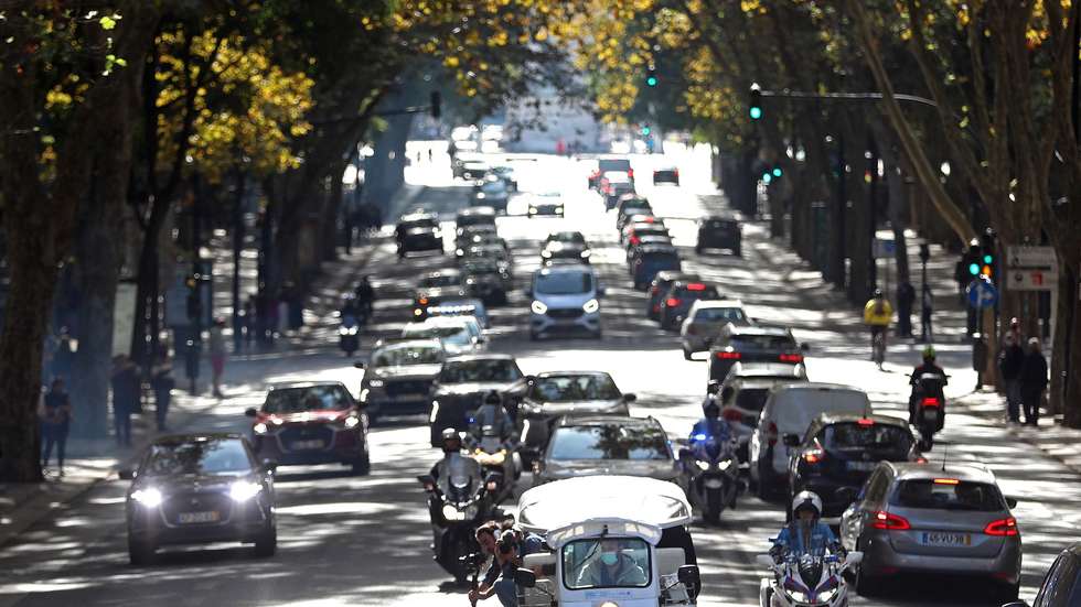 O piloto de automóveis António Félix da Costa, durante um desfile na Lisboa Road Show, iniciativa promovida pela DS Automobiles e que celebra a conquista do Campeonato FIA de Fórmula E com o DS E-Tense FE 20, monolugar 100% elétrico, em Lisboa, 17 de outubro de 2020. ANTÓNIO PEDRO SANTOS/LUSA