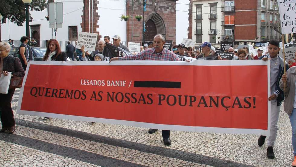 Lesados do BANIF manifestam-se no Funchal