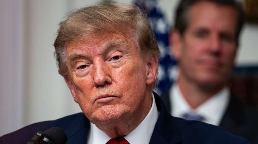 epa13179629 US President Donald Trump (C) speaks during a meeting with crypto and prediction market executives in the Roosevelt Room of the White House in Washington, DC, USA, 19 August 2026.  EPA/AL DRAGO / POOL