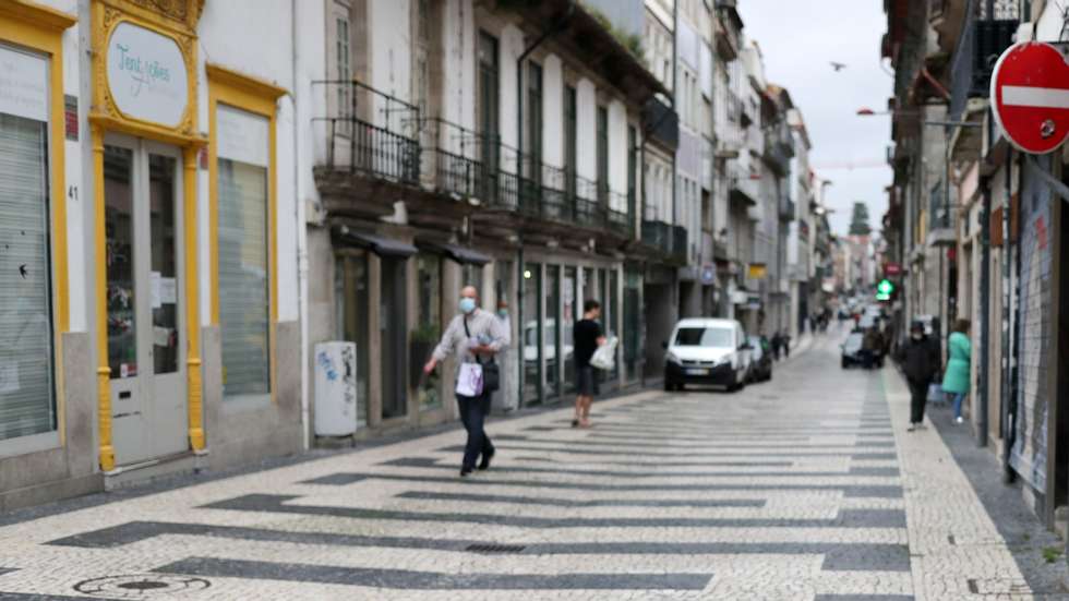 Um músico de rua toca no centro do Porto no primeiro dia de regresso do comercio tradicional, Portugal, 04 de maio de 2020. Com o fim do estado de emergência, algumas lojas do centro histórico do Porto já reabriram, seguindo algumas normas de segurança, impostas tanto para para funcionários como para clientes. ESTELA SILVA/LUSA