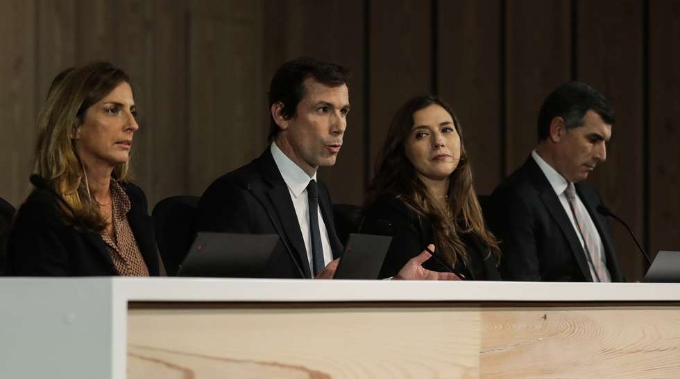 O CEO da EDP e EDPR, Miguel Stilwell d’Andrade (C), fala na conferência de imprensa para fazer o balanço de um ano de execução do Plano Estratégico e de apresentação dos resultados do grupo em 2021 na sede em Lisboa, 17 de fevereiro de 2022. TIAGO PETINGA/LUSA