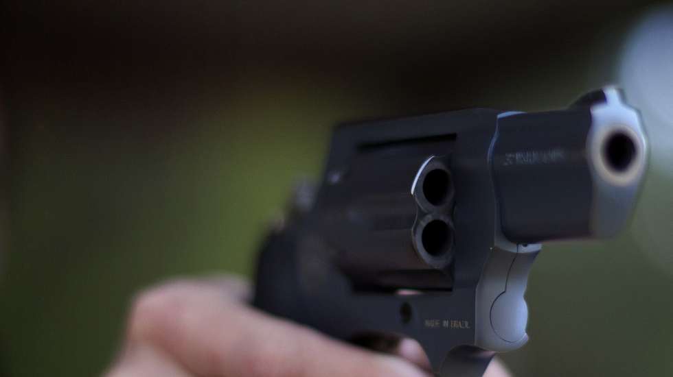 Os polícias da PSP realizam todos os anos testes de formação de tiro para assegurar que estão aptos para usar armas. Caso chumbem a arma é lhes retirada