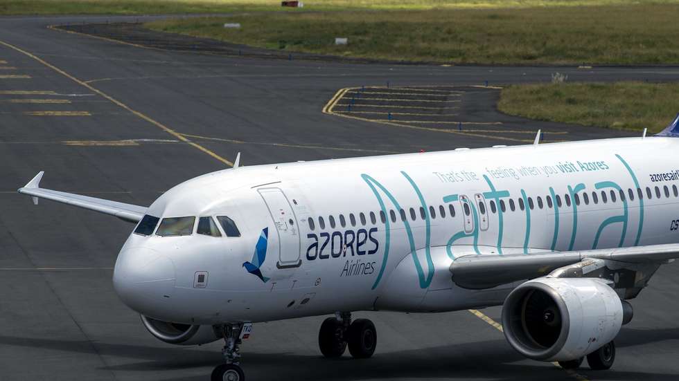 Avião da Azores Airlines, no Aeroporto João Paulo II em Ponta Delgada, Açores, 11 de outubro de 2023. A privatização dos consórcios interessados na empresa da SATA apresentaram novas ofertas de 7,026 euros e 6,60 euros por ação. Decisão final será tomada até ao início de Outubro. EDUARDO COSTA/LUSA