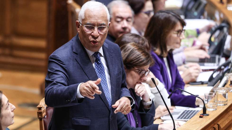 O primeiro-ministro, António Costa (C), ladeado pela ministra Adjunta e dos Assuntos Parlamentares, Ana Catarina Mendes (3E), e pela ministra da Presidência, Mariana Vieira da Silva (5E), intervém no debate parlamentar sobre política geral, esta tarde na Assembleia da República, em Lisboa, 11 de janeiro de 2023. MIGUEL A. LOPES/LUSA
