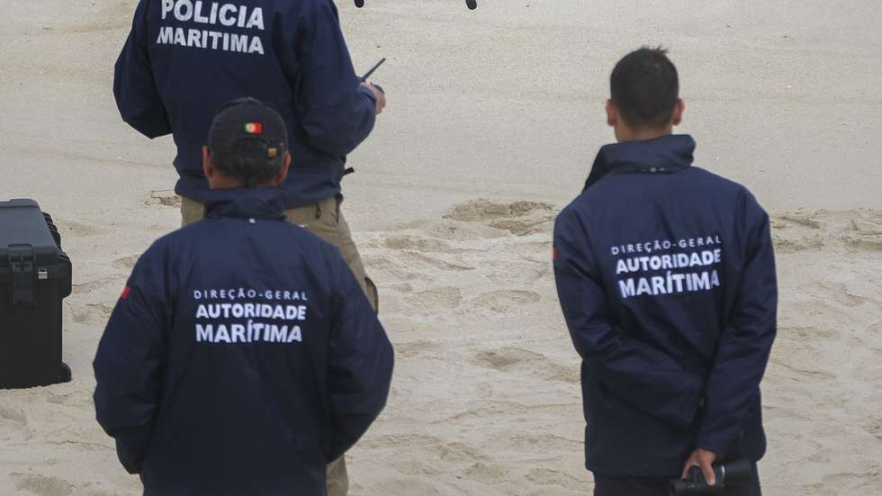 Agentes da Polícia Marítima participam nos trabalhos de resgate da embarcação de pesca que virou ao largo das praias de São Pedro do Moel e de Vieira, causando a morte a três pessoas e sete estão desaparecidas, na praia do Samouco, Marinha Grande, 03 de julho de 2024. Oito pessoas foram resgatadas e transportadas para o Porto da Figueira da Foz. CARLOS BARROSO/LUSA