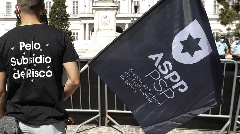 Um participante veste uma t-shirt onde se lê "Pelo Subsídio De Risco" durante a jornada de protesto dos elementos da PSP e da GNR com o objetivo de "sensibilizar todos os cidadãos para a problemática da não atribuição do suplemento de risco aos polícias da PSP e militares da GNR", junto ao Palácio da Ajuda, local onde decorre a reunião do Conselho de Ministros, em Lisboa, 15 de julho de 2021. Convocado pelos sindicatos da Polícia de Segurança Pública (PSP) e associações da Guarda Nacional Republicana (GNR) - Associação Nacional de Guardas; Associação Nacional de Sargentos da Guarda Associação Sócio Profissional Independente dos Profissionais da GNR; Associação Sindical Autónoma de Polícias; Organização Sindical dos Polícias; Sindicato Independente de Agentes de Polícia; Sindicato Independente Livre Polícia; Sindicato Nacional da Polícia; Sindicato Nacional Carreira de Chefes PSP; Sindicato Nacional Oficiais de Polícia; Sindicato Profissionais de Polícia; Sindicato de Polícia pela Ordem e Liberdade; Sindicato Vertical da Carreira de Polícia. ANTÓNIO COTRIM/LUSA