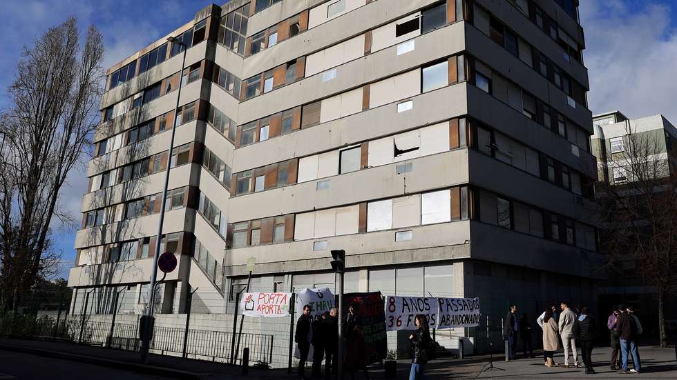 O movimento Porta a Porta inicia uma campanha nacional "Mais casas públicas, menos crise na habitação", junto ao antigo edifício militar na Avenida de França, no Porto, 25 de janeiro de 2025. Esta campanha nacional passa por fazer ações em edifícios públicos devolutos, chamando à atenção para o estado de abandono dos mesmos, demonstrar que há património público subaproveitado e insistir para que se amplie o número de casas públicas no país. ESTELA SILVA/LUSA