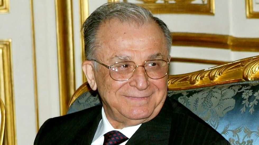 epa12284720 (FILE) - Romanian President Ion Iliescu during a meeting at Matignion Palace in Paris Thursday 20 November 2003  (re-issued 05 August 2025). Ion Iliescu, Romania's first democratically elected president, died at the age of 95 the Romanian government confirmed on 05 August 2025.  EPA/OLIVIER HOSLET