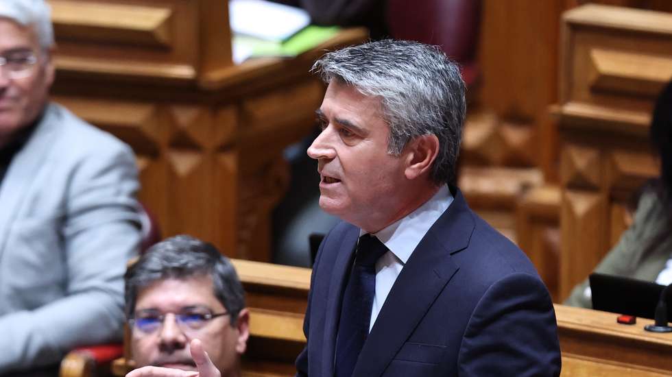 O secretário-geral do Partido Socialista (PS), José Luís Carneiro, intervém durante o debate quinzenal com a presença do primeiro-ministro, na Assembleia da República, em Lisboa, 24 de setembro de 2025. O primeiro-ministro regressa hoje aos debates quinzenais no parlamento mais de sete meses depois da última discussão neste formato e a pouco mais de duas semanas da entrega do Orçamento do Estado para 2026. ANTÓNIO COTRIM/LUSA