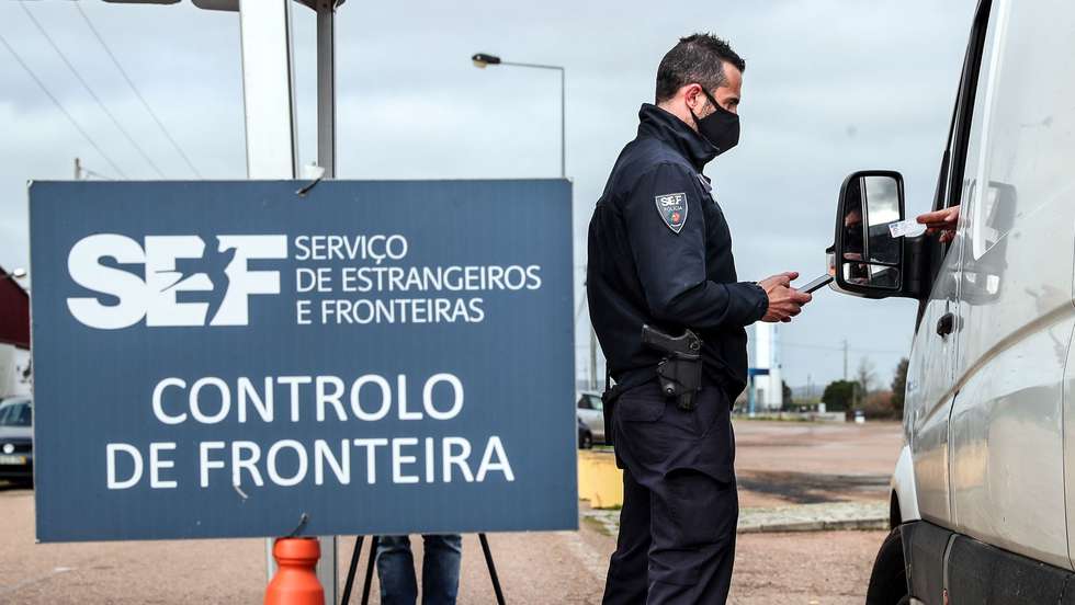 Um agente do Serviço de Estrangeiros e Fronteiras (SEF) verifica a identificação de um automobilista durante uma operação de controlo na entrada em Portugal pela fronteira do Caia (Elvas), 1 de fevereiro de 2021. As fronteiras foram repostas desde as 00:00 de domingo, dia 31 de janeiro, no âmbito das medidas para conter a propagação da covid-19 no território português. NUNO VEIGA/LUSA