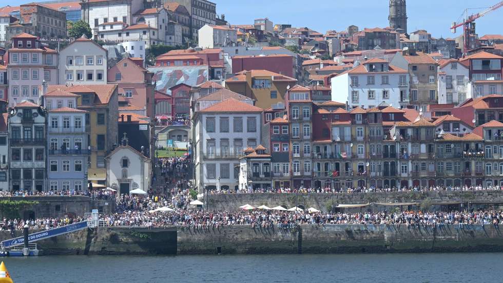 Um avião faz acrobacias durante o festival aéreo Air Invictus, que decorreu no rio Douro entre as margens do Porto e de Vila Nova de Gaia, 20 de junho de 2026. Os primeiros aviões do Air Invictus já abriram as hostilidades no Porto e em Gaia para um “bálsamo desejado” para os comerciantes, um “evento do caraças” para os turistas e um momento “seja o que Deus quiser” para as autoridades. FERNANDO VELUDO/LUSA