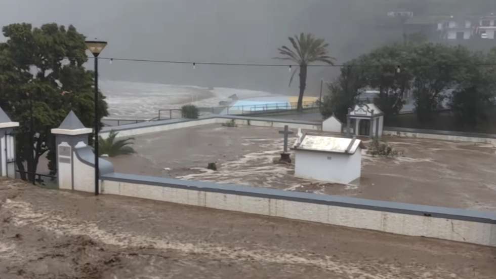Temporal fez com que um cemitério ficasse inundado na Ponta Delgada, algo que tinha acontecido antes há quase 40 anos, em 1981