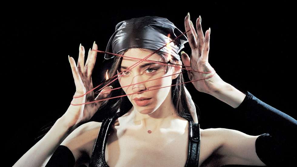 Quando Polacheck acerta nesta difícil arte, torna-se criadora de uma espécie de pop mutante para a qual ainda não se encontrou qualificação