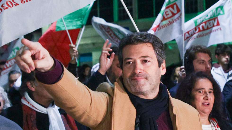 A fundação apela aos partidos políticos europeus para que adotem medidas de autorregulação para excluir a linguagem racista