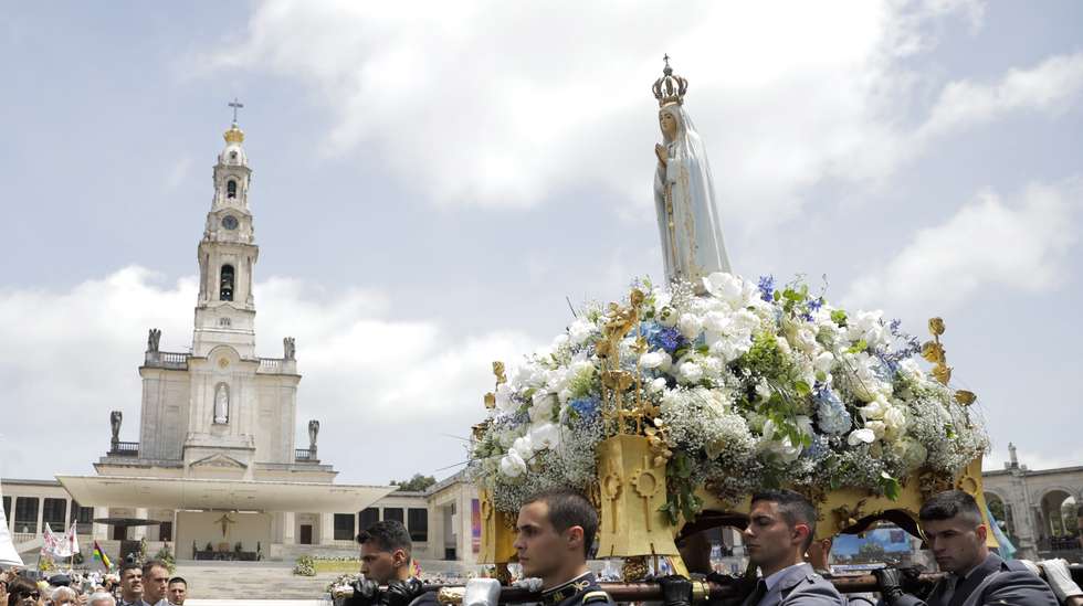 A Imagem de Nossa Senhora é levada enquanto os peregrinos acenam lenços brancos na  procissão do Adeus do dia 13, das cerimónias religiosas no Santuário de Fátima  de 12 e 13 de maio, 13 maio 2024. PAULO CUNHA/LUSA