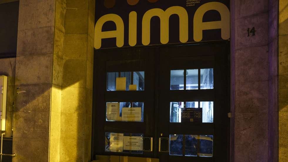 Imigrantes guardam lugar pernoitando em frente à agência da AIMA nos Anjos, Lisboa,16 de outubro de 2025. Cerca de duas dezenas de imigrantes encontravam-se às portas da Agência para a Integração, Migrações e Asilo (AIMA) para guardar a sua vez para serem atendidos.TIAGO PETINGA/LUSA