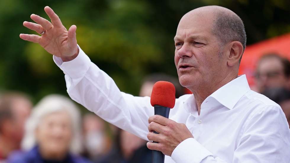 epa09487526 German Minister of Finance and Social Democratic Party (SPD) top candidate for the federal elections Olaf Scholz speaks during the campaign closing of the regional Social Democratic Party (SPD) in Potsdam, Germany, 25 September 2021. German Minister of Finance and Social Democratic Party (SPD) top candidate for the federal elections Olaf Scholz runs for a direct candidate mandate in his home constituency in Potsdam, Brandenburg, during the German federal elections on 26 September 2021.  EPA/CLEMENS BILAN