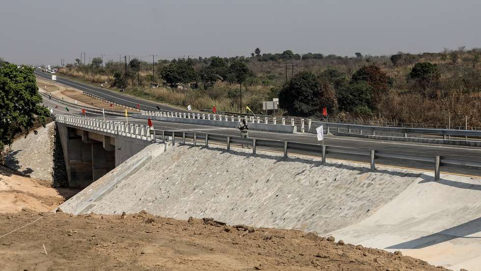 Ponte sobre o rio Metuchira, na estrada Nacional 6 (N6), no distrito de Gôndola, província de Manica, que foi hoje inaugurado pelo Presidente de Moçambique, Filipe Nyusi (ausente da foto). A ponte, cujas obras começaram há 10 meses, está situada no troço entre a Beira, na província de Sofala, e Machipanda, em Manica, centro de Moçambique, uma importante via para que os países africanos sem acesso ao mar cheguem aos portos da Beira e Nacala (província de Nampula), 30 de setembro de 2024. ESTEVÃO CHAVISSO / LUSA
