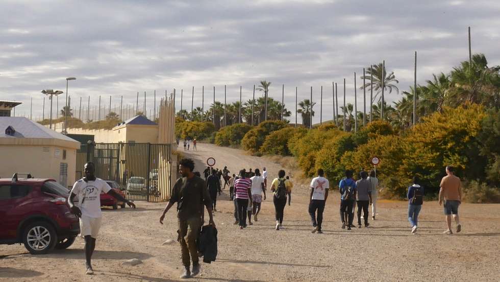 epa10031489 Migrants on their way to a Centre for Temporary Residence of Immigrants (CETI) in Melilla, Spanish enclave in northern Africa, 24 June 2022. Dozens of migrants bursted in Melilla after breaking a border crossing access.  EPA/PAQUI SANCHEZ