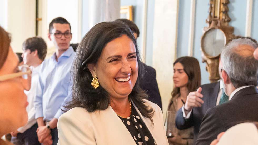 Apesar de terem aparecido em Portugal no reinado da Rainha D. Maria I (1734-1816), foi só no reinado de D. Maria II (1819-1853) que os brincos Rainha ganharam o nome
