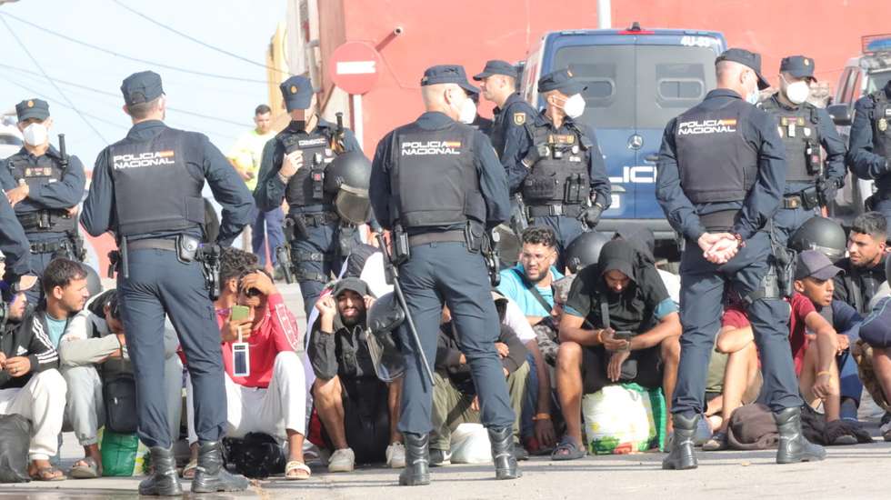epa13236205 The Spanish National Police transfer hundreds of migrants who had been sleeping on the street to a new location consisting of several tents, aiming to prevent them from continuing to sleep outdoors, in Ceuta, Spain, 13 September 2026. Police sources said that the transfer has been underway since early this morning, moving people from the Loma Colmenar site to tents set up next to the old Los Rosales prison.  EPA/Reduan
