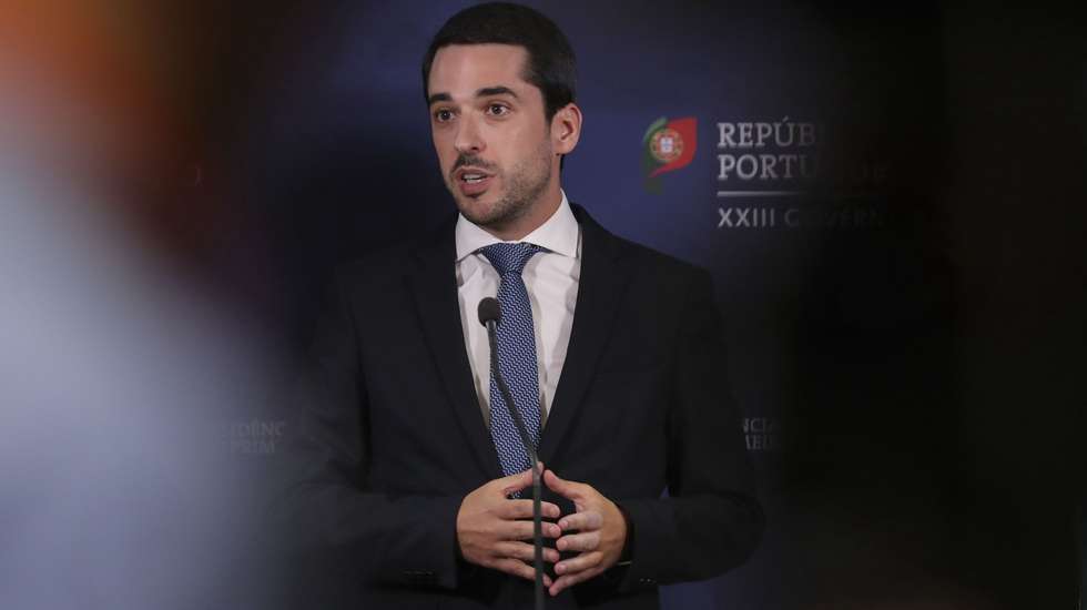 O secretário-geral Adjunto do Partido Socialista (PS), João Torres, fala aos jornalistas após um encontro com primeiro-ministro, António Costa (ausente na foto), no âmbito da preparação da reunião do Conselho Europeu de 23 e 24 de junho, que discute as candidaturas de adesão à União Europeia da Ucrânia, da República da Moldova e da Geórgia, no Palácio de S. Bento, em Lisboa, 17 de junho de 2022. MIGUEL A. LOPES/LUSA