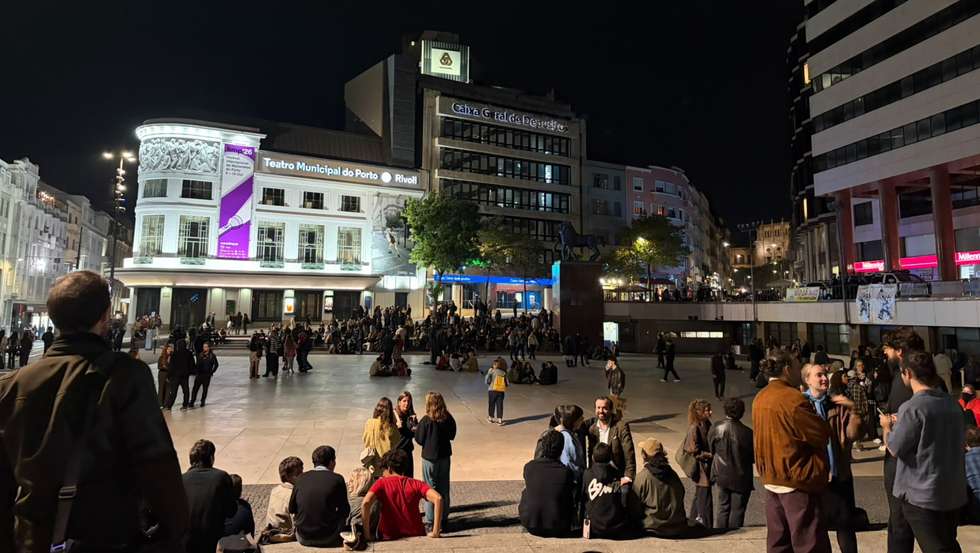 Manifestantes espalhavam-se pela Praça D. João I, no Porto, ao fim da noite de sexta-feira, 16