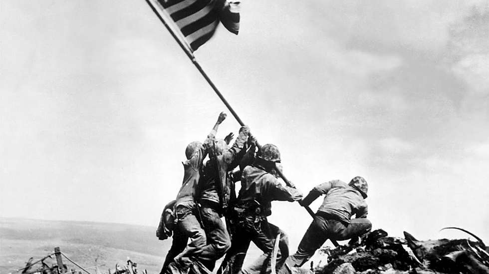 Ira Hayes foi um dos seis fuzileiros do 28º Regimento, 5ª Divisão, que hastearam a bandeira americana no topo do Monte Suribachi, Iwo Jima, em 23 de fevereiro de 1945