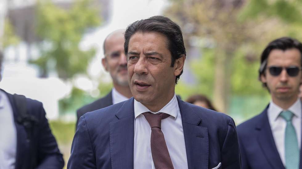 Rui Costa, à chegada para a leitura do acórdão do processo "Saco Azul", onde é arguido como presidente da SAD do Benfica, no Juízo Central Criminal de Lisboa, no Campus da Justiça, em Lisboa, 23 de abril de 2026. Entre os arguidos, estão a SAD do Benfica, Benfica Estádio, Luís Filipe Vieira, Domingos Soares de Oliveira e Miguel Moreira, no processo em que a acusação do Ministério Público imputa ao ex-presidente do clube da Luz três crimes de fraude fiscal qualificada e 19 de falsificação de documento, tal como Miguel Moreira, ex-diretor financeiro do clube, e Domingos Soares de Oliveira, que continuou na SAD 'encarnada' depois da saída de Luís Filipe Vieira da direção do clube, em 2021. MANUEL DE ALMEIDA/LUSA